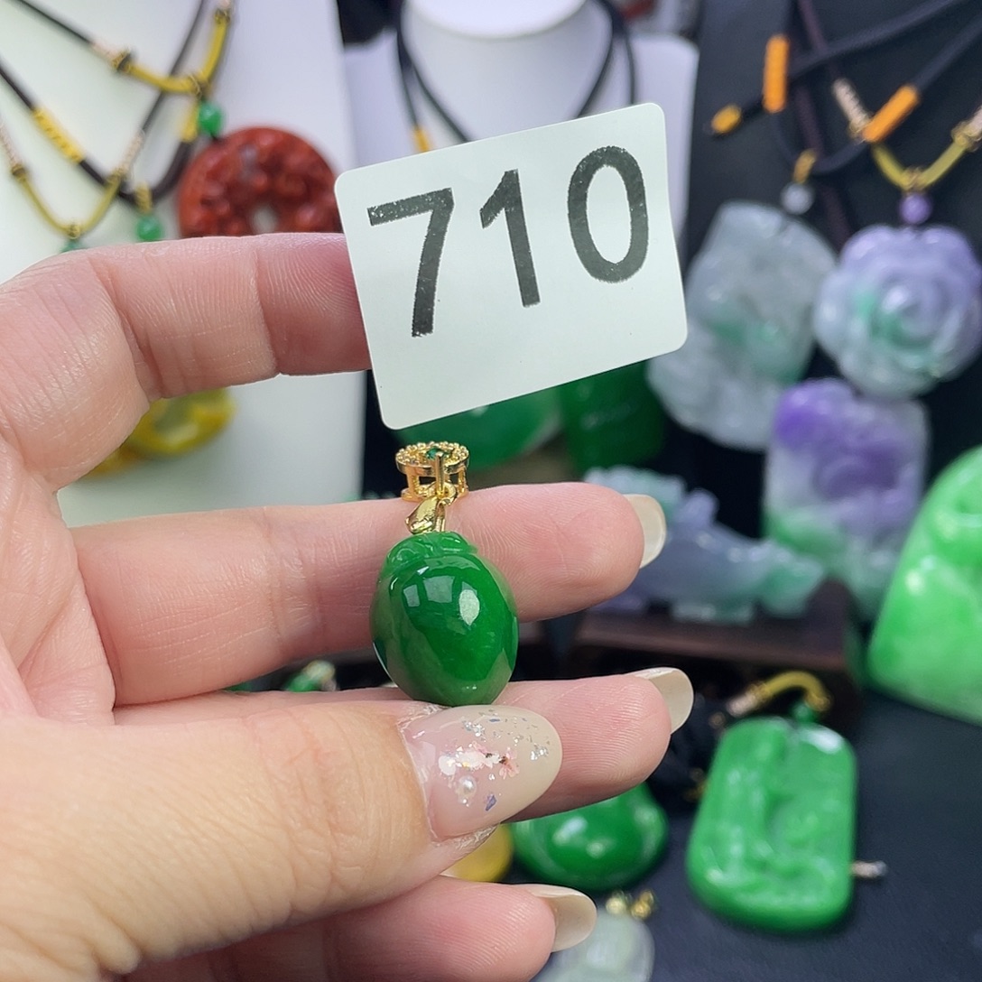 翡翠未镶嵌吊坠(赠链)