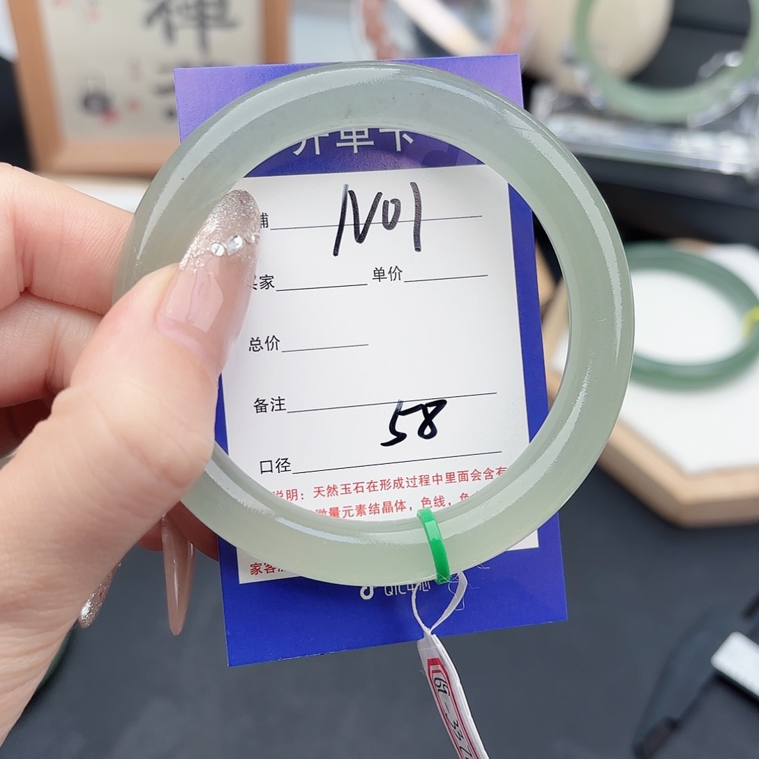 n****石英质玉未镶嵌手镯