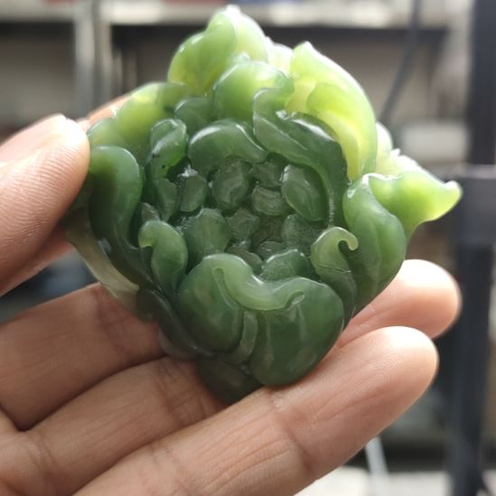 李***辉和田玉未镶嵌颈饰