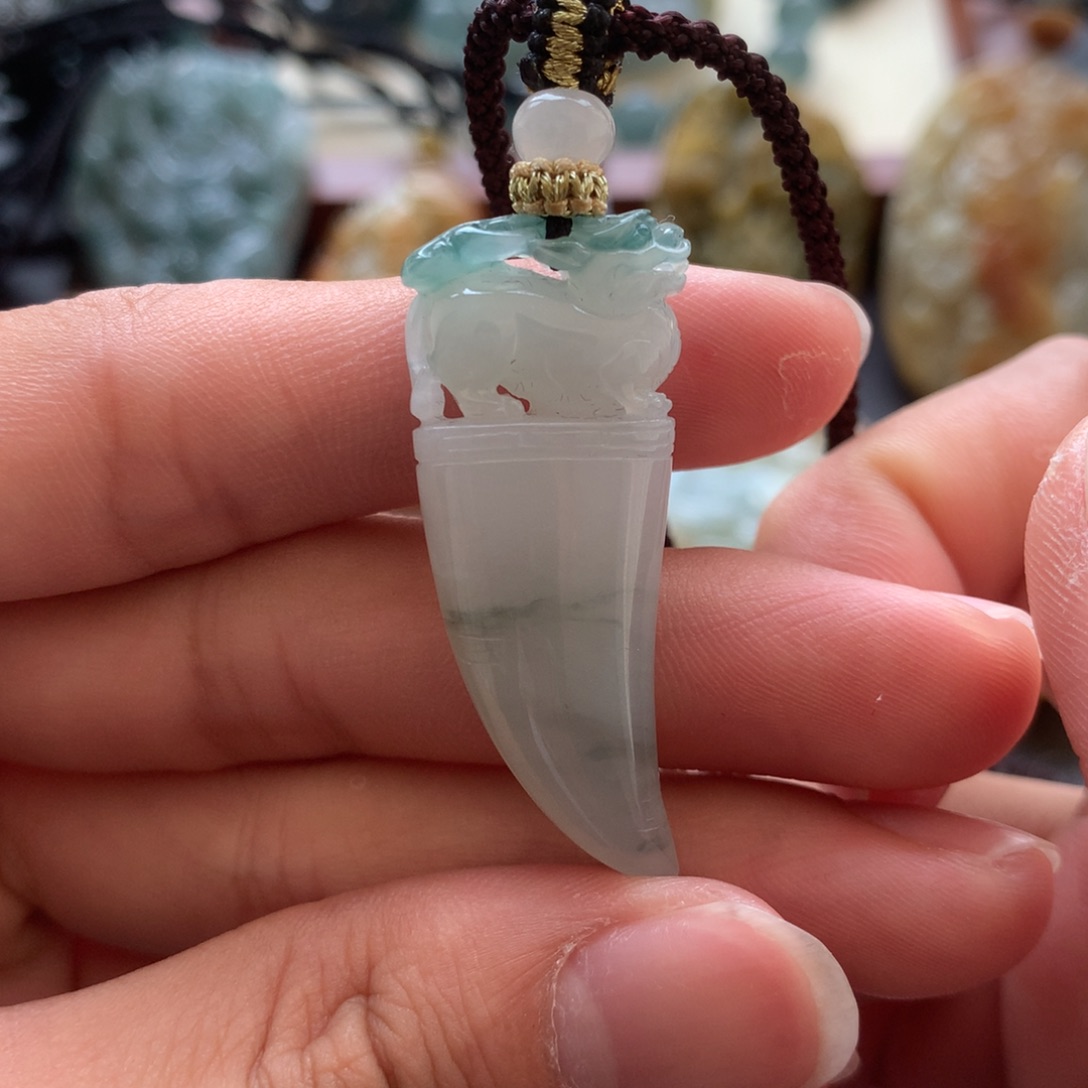 翡翠未镶嵌颈饰龙牙