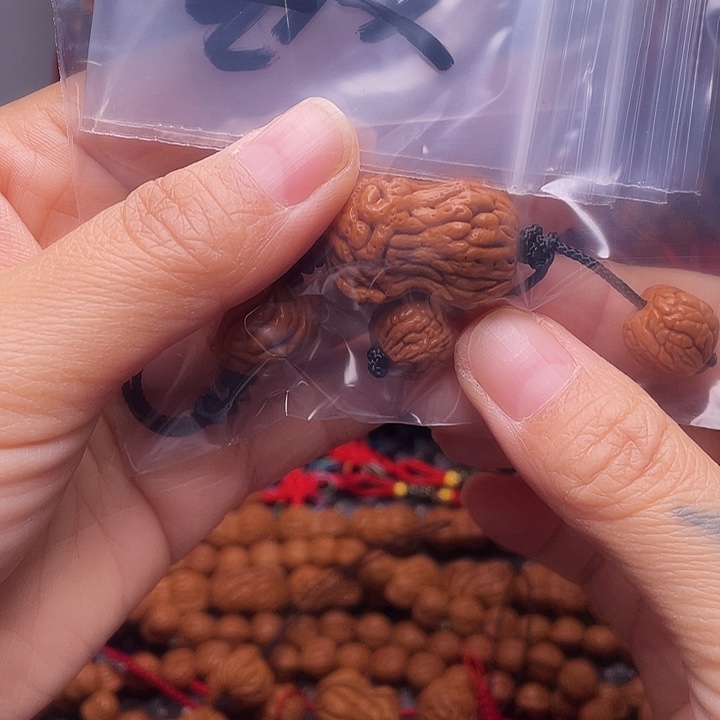 木质类龙纹桃枭挂件