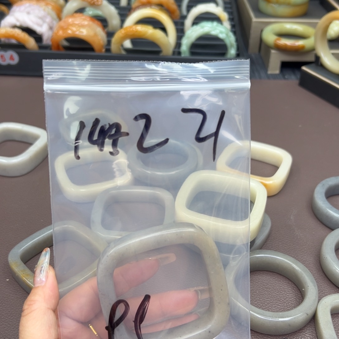 石英质玉手镯未镶嵌用****2