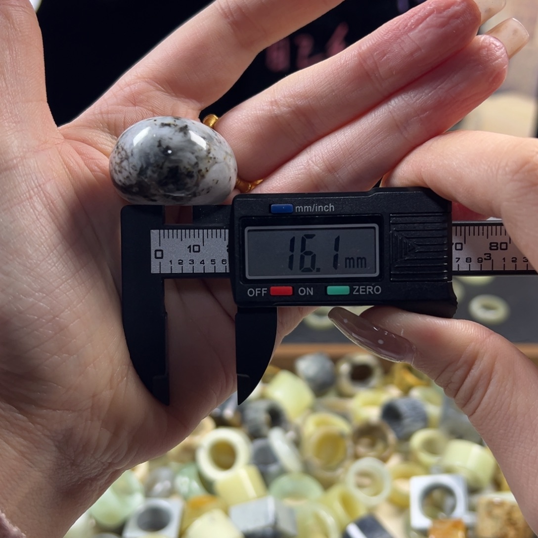 蛇纹石玉未镶嵌戒指