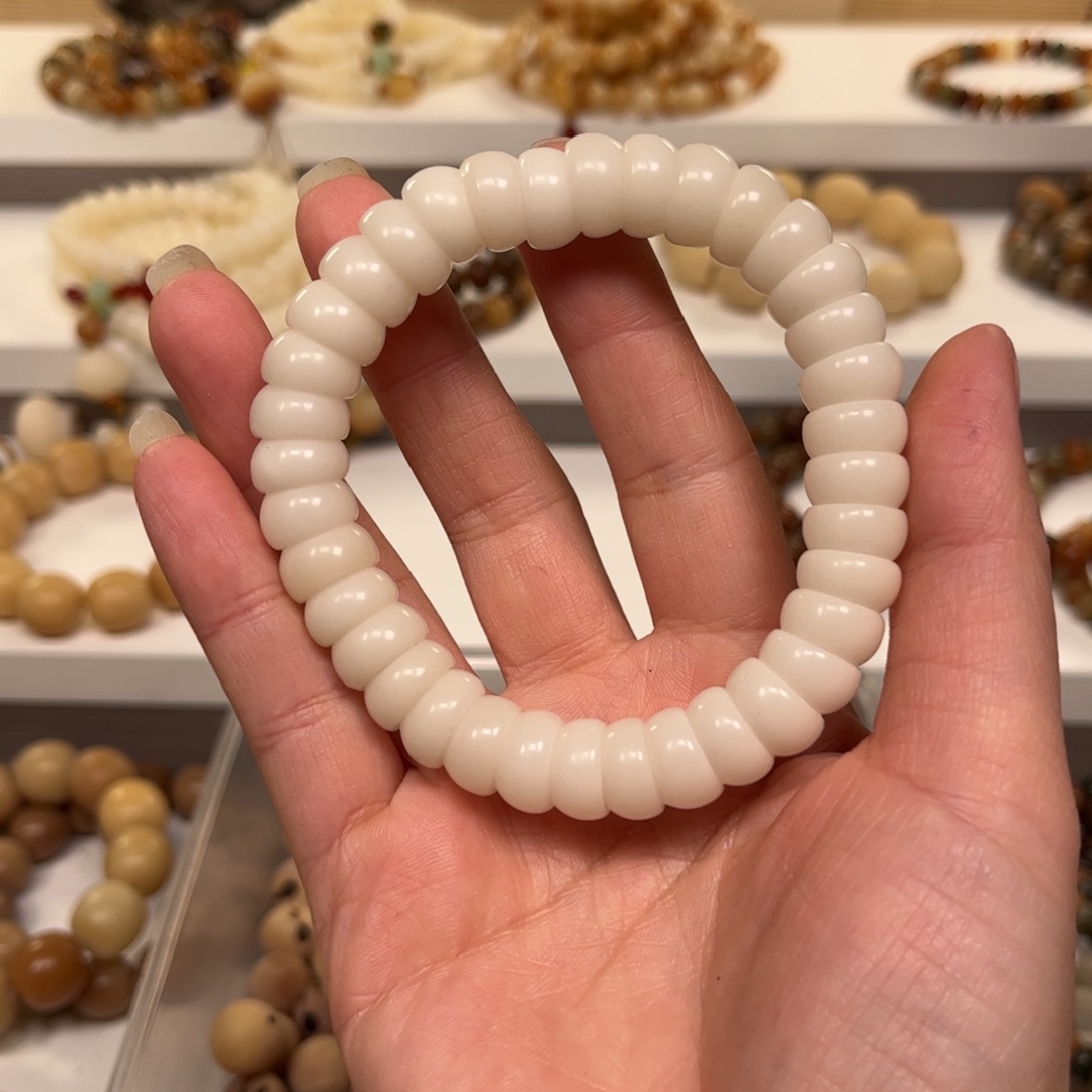 白玉菩提吊坠碗肠手串