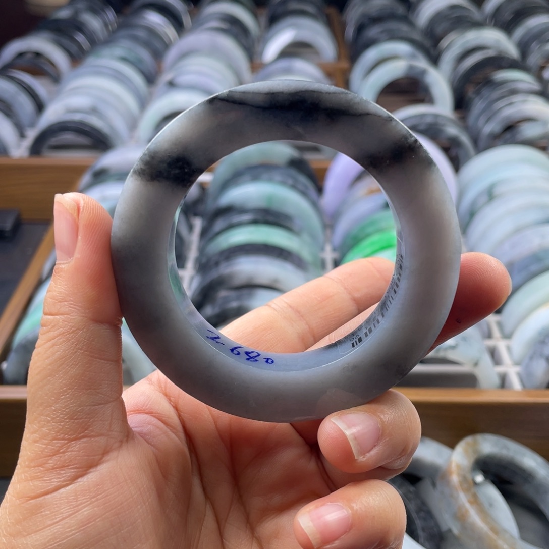 定制翡翠未镶嵌翡翠手镯