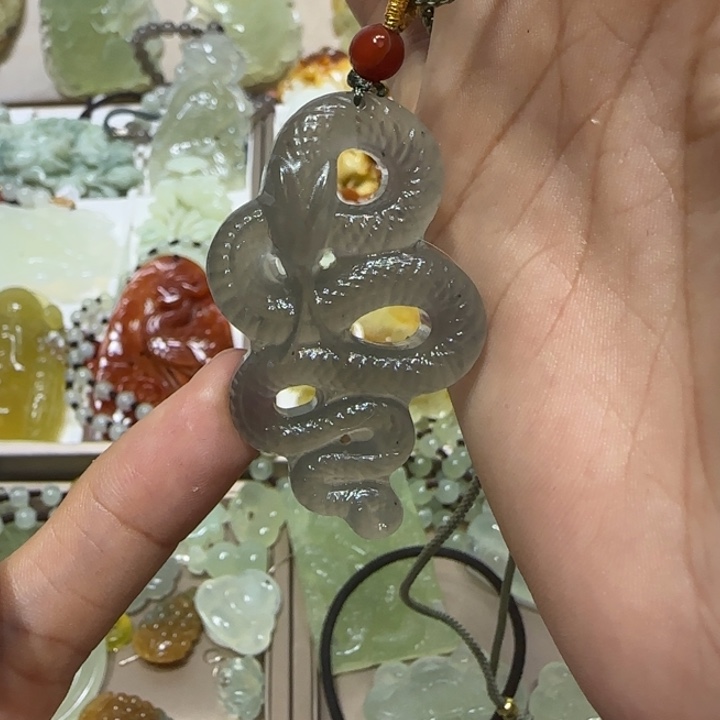 蛇纹石玉吊坠未镶嵌