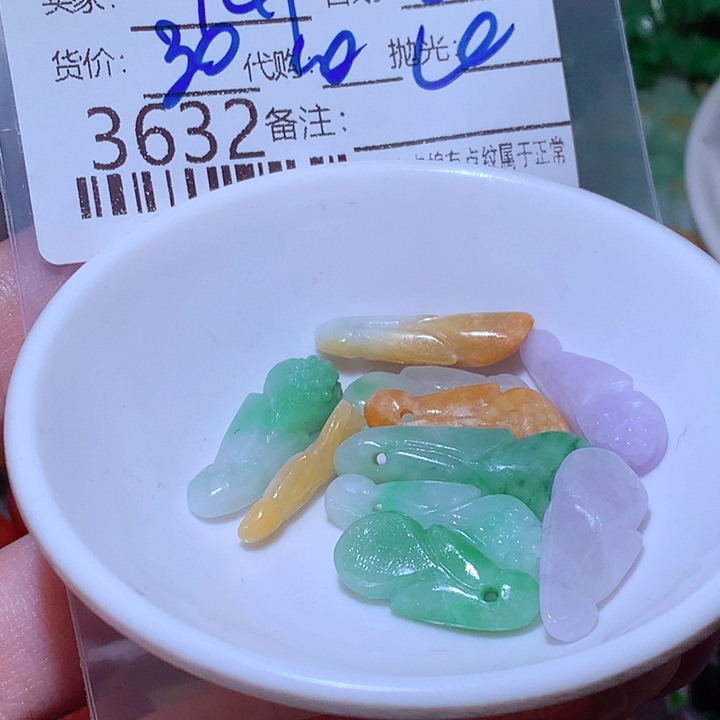 用***2翡翠未镶嵌颈饰这