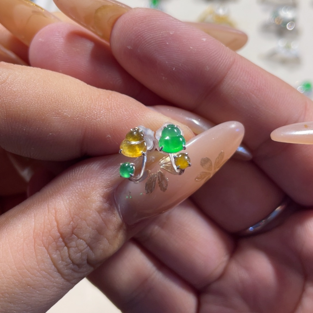 颈饰18K金镶嵌翡翠耳环