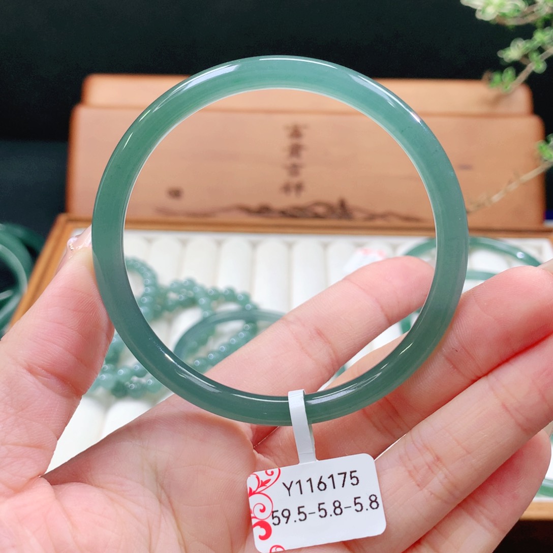 翡翠手镯未镶嵌天然