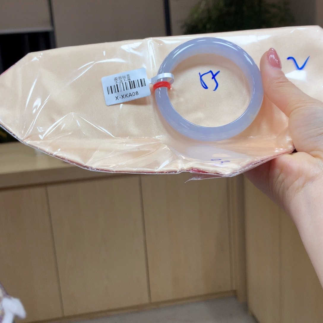 翡翠手镯未镶嵌不退不换