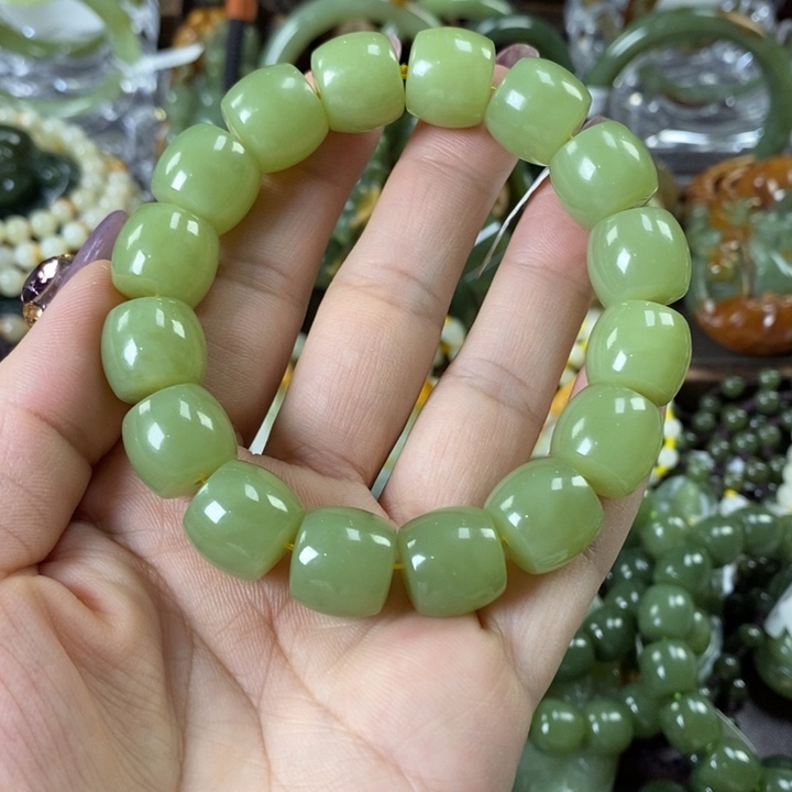 透闪石质玉手串未镶嵌金**牌