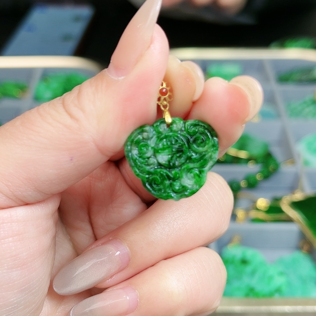 翡翠颈饰18K金镶嵌吊坠