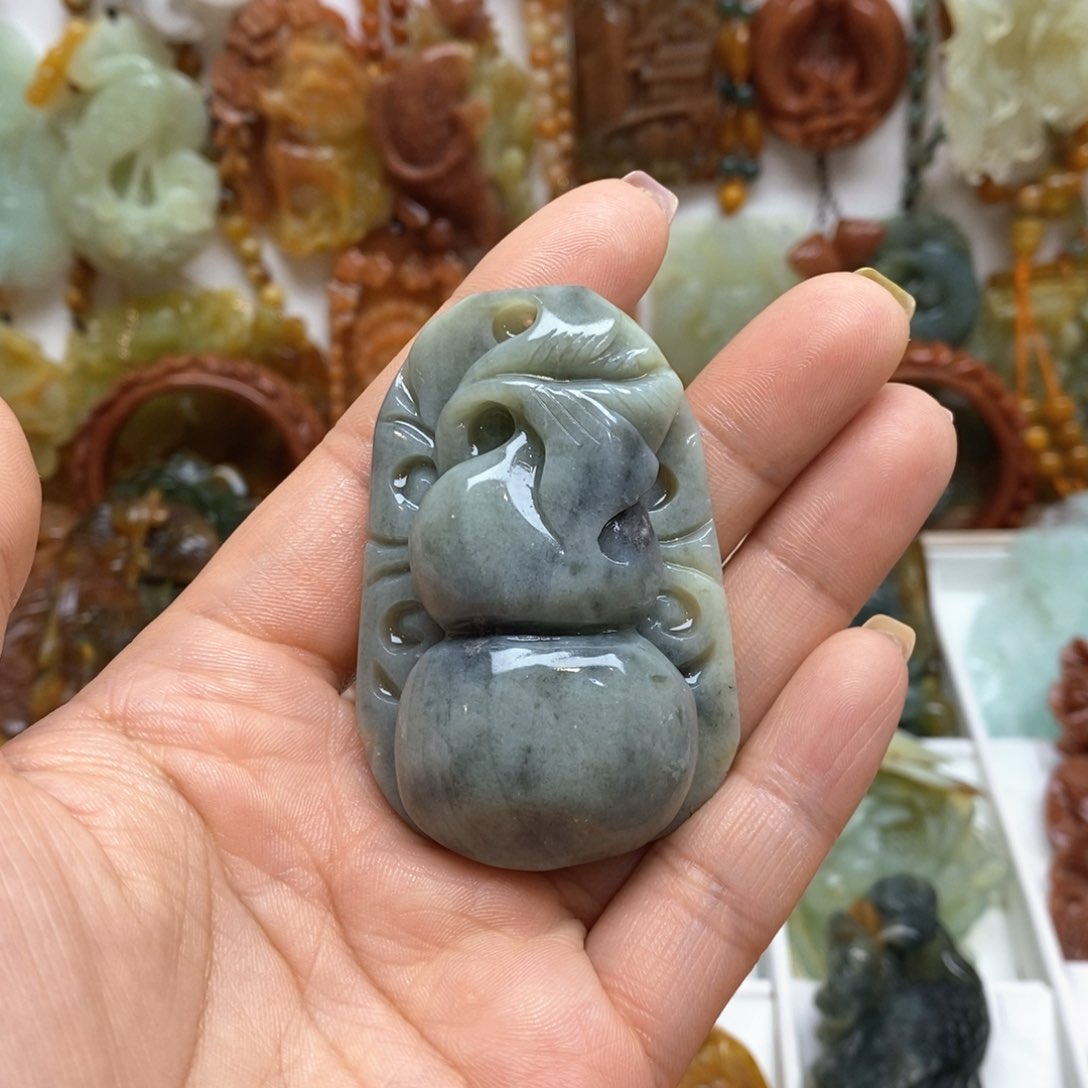 蛇纹石玉颈饰未镶嵌