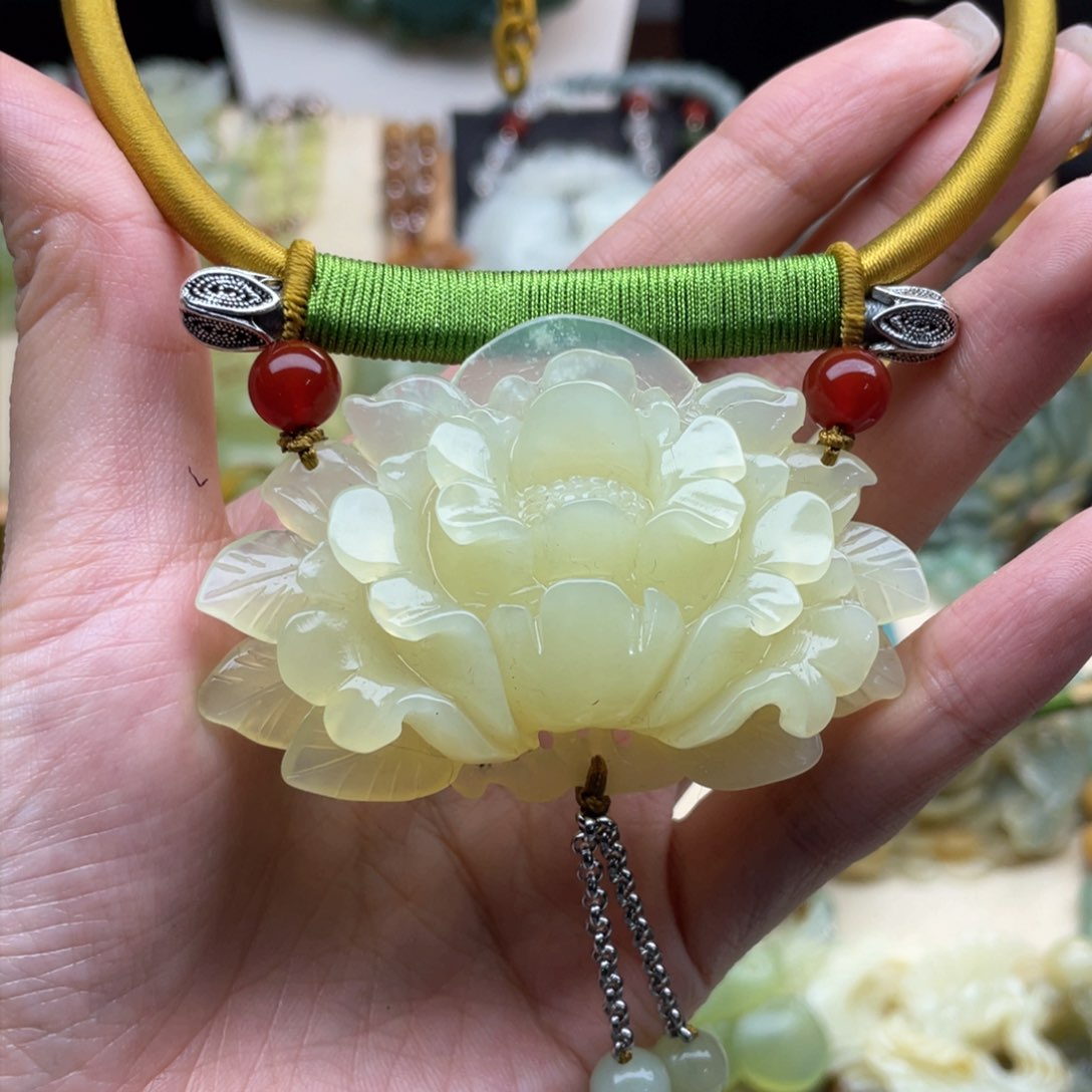 蛇纹石玉颈饰未镶嵌