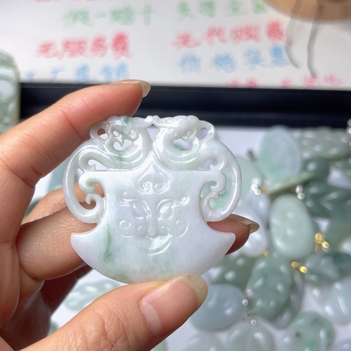 翡翠未镶嵌颈饰府上有龙