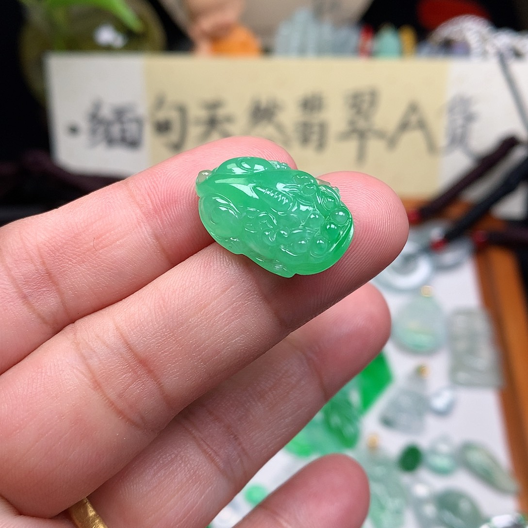 翡翠裸石缅甸天然A货翡翠阳绿貔貅