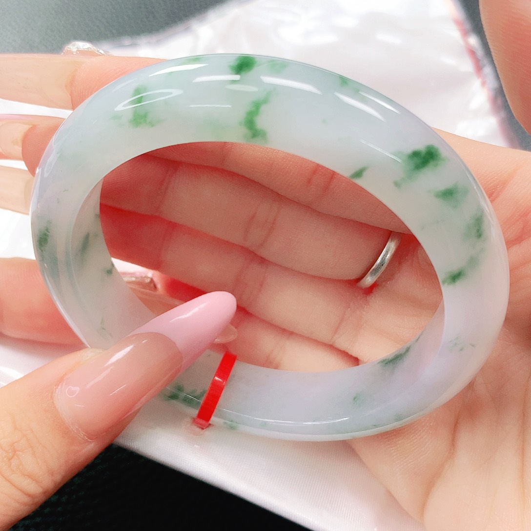 翡翠手镯未镶嵌55圈