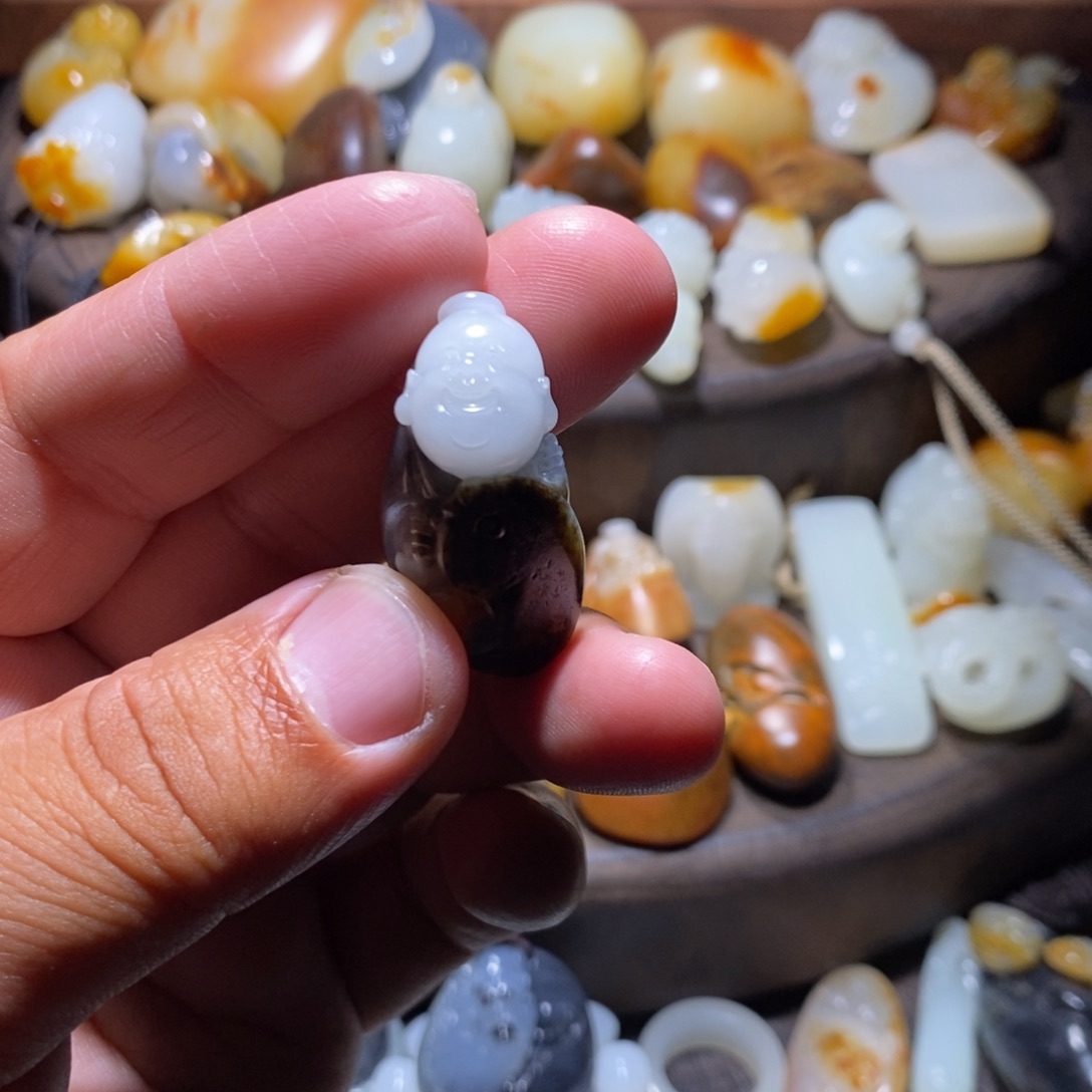 武***苑和田玉未镶嵌颈饰