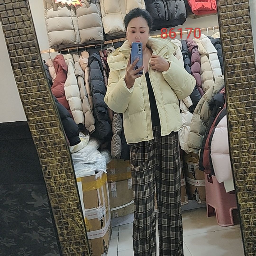 简约时尚短款连帽可脱卸羽绒服