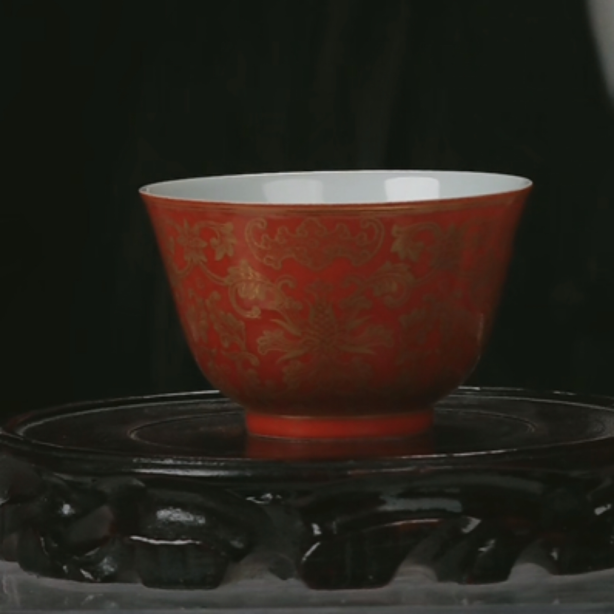 M珊瑚红地描金缠枝莲纹杯