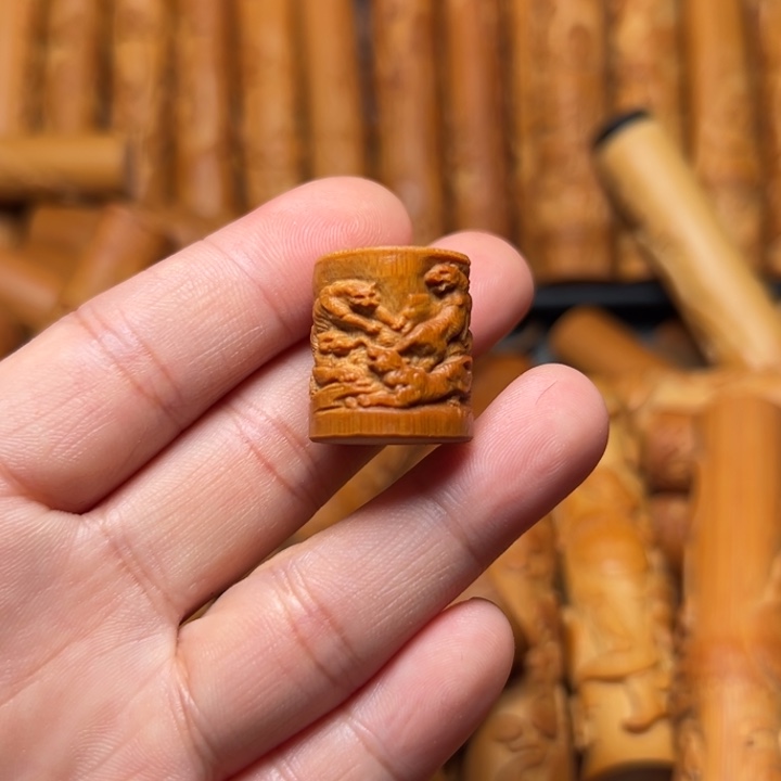 实心竹雕刻手把件