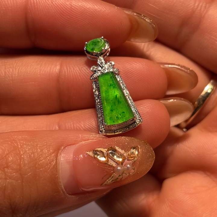 翡翠颈饰18K金镶嵌无事牌