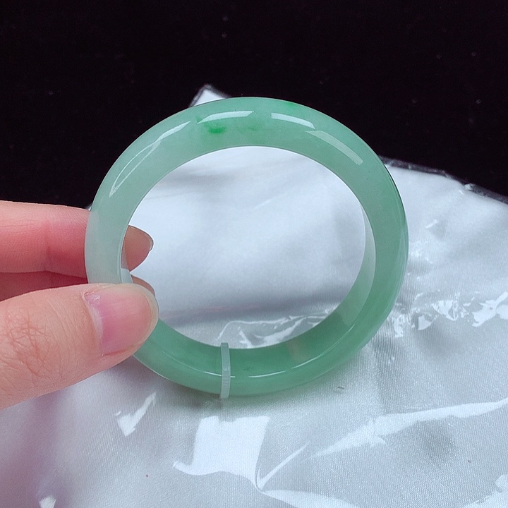 翡翠手镯未镶嵌翡翠