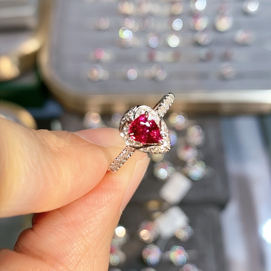 红宝石戒指18K金镶嵌0.75ct