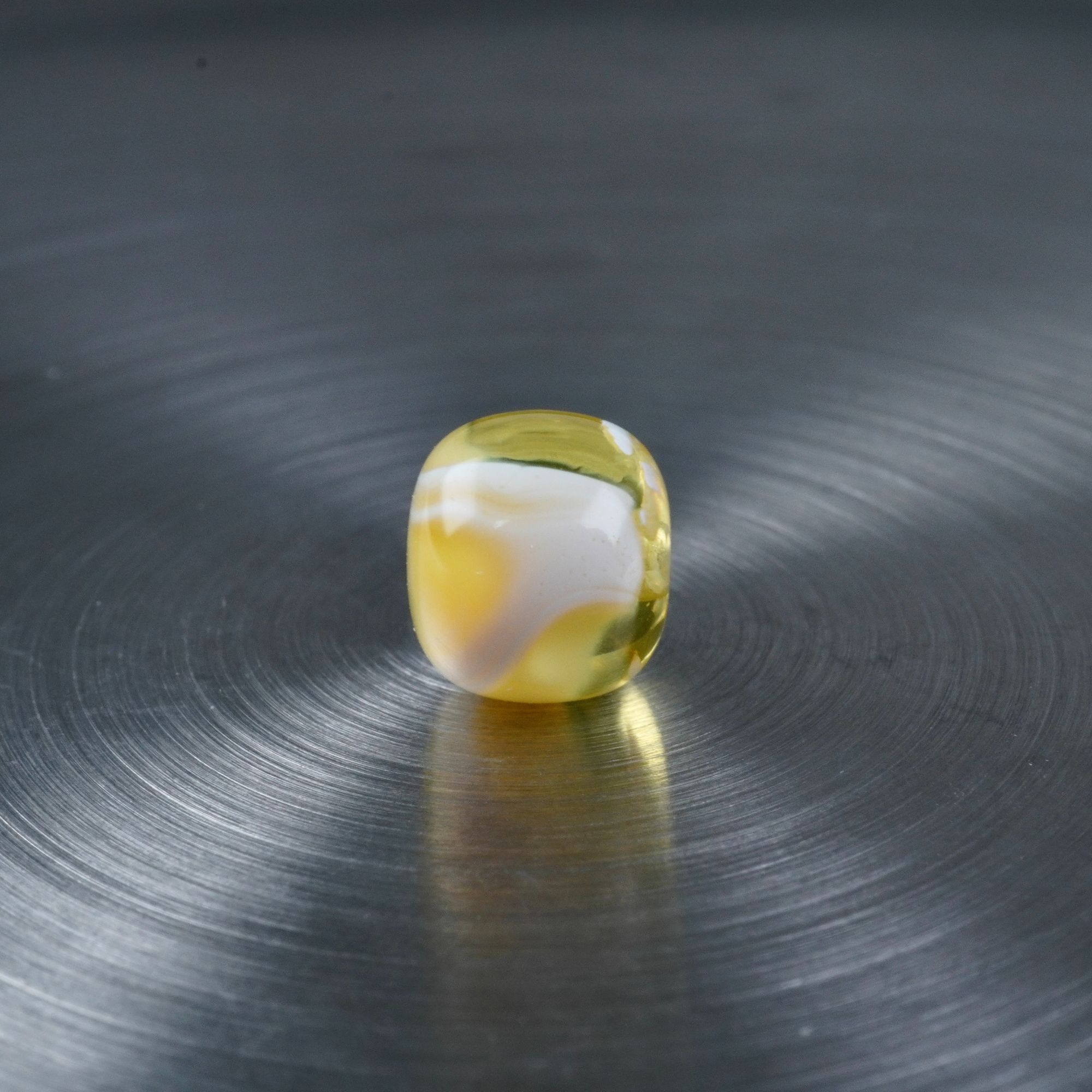 金漆白溶洞妖花橘彩老型尺寸8*7.1mm天然琥珀蜜蜡文玩配饰