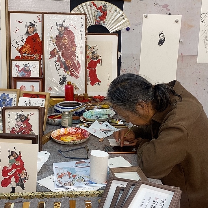 张***司国画框张老师画画