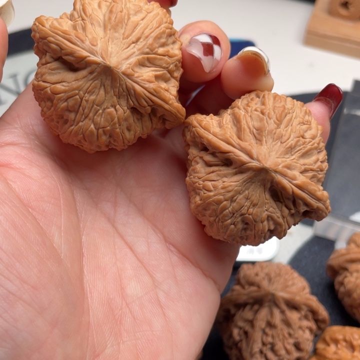 文玩核桃把件一*哥绣球