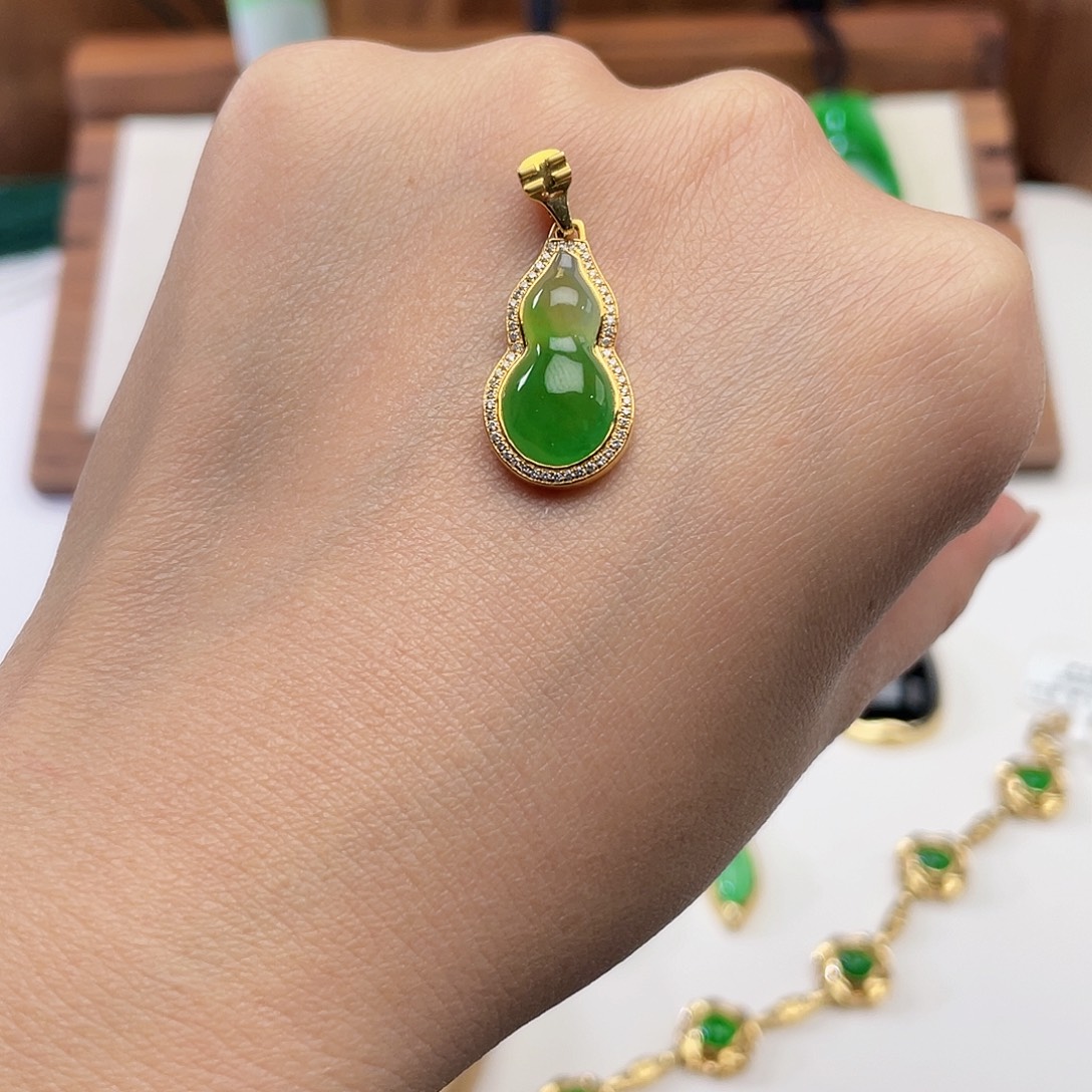 翡翠未镶嵌颈饰黄加绿吊坠
