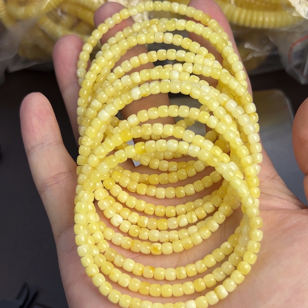 琥珀未镶嵌裸石4mm奶黄包多样发其一