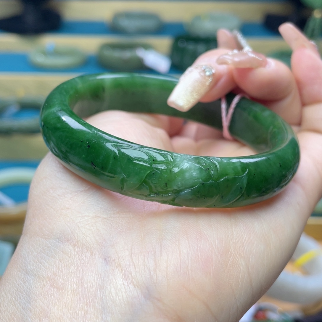 和田玉手镯60圈口。编号4未镶嵌