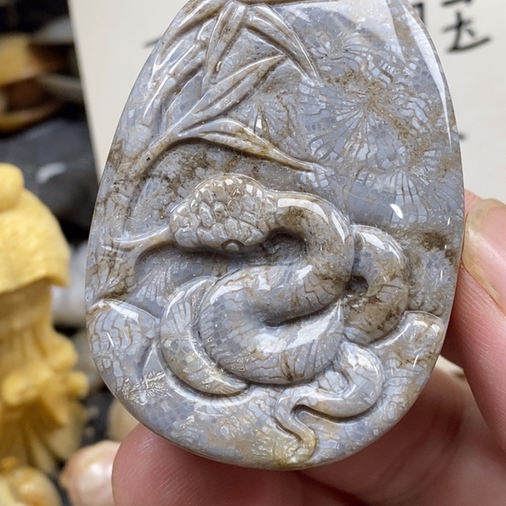 硅化珊瑚（珊瑚玉）未镶嵌颈饰