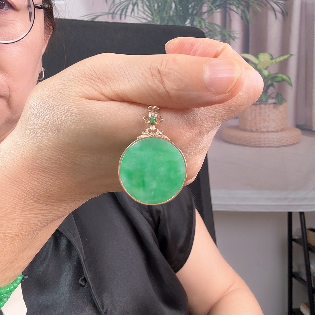 翡翠颈饰18K金镶嵌圆牌