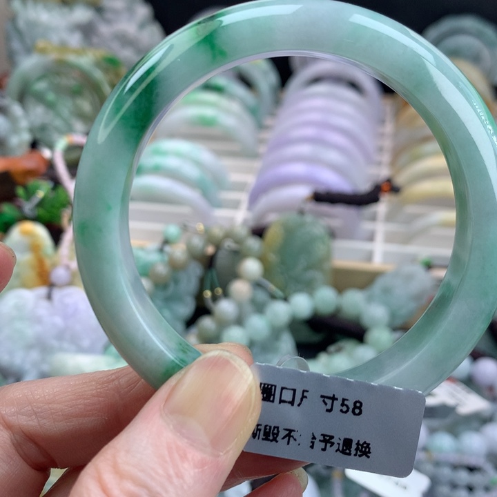 翡翠手镯未镶嵌吊坠