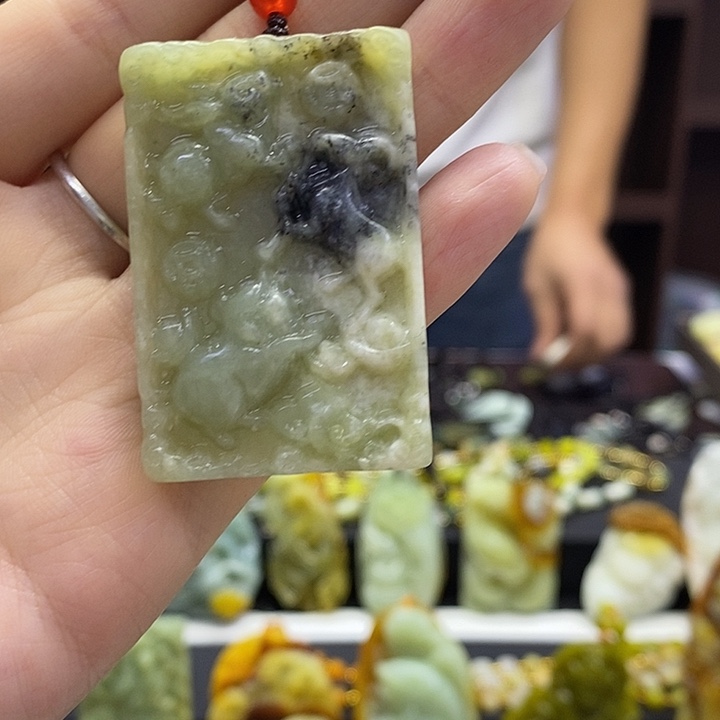 蛇纹石玉未镶嵌颈饰