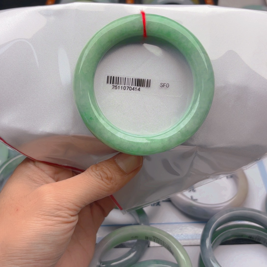 翡翠未镶嵌手镯5657x8. 131