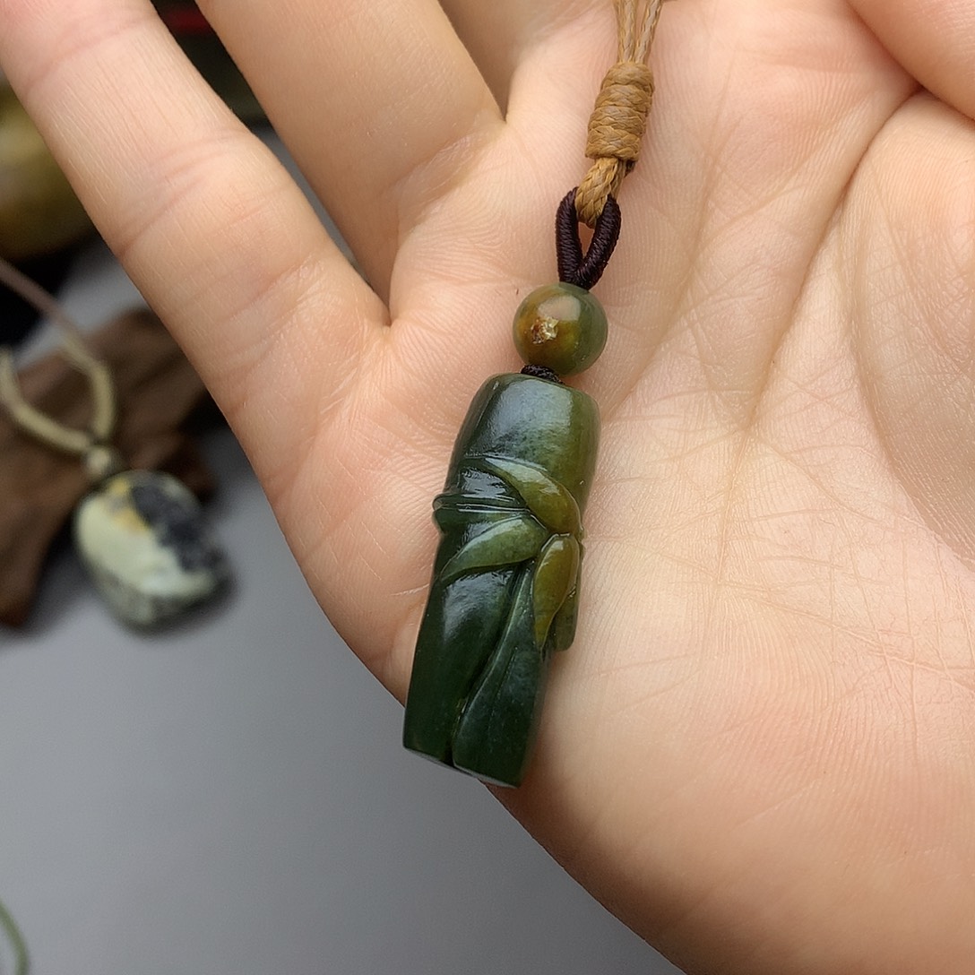 透闪石质玉挂件未镶嵌