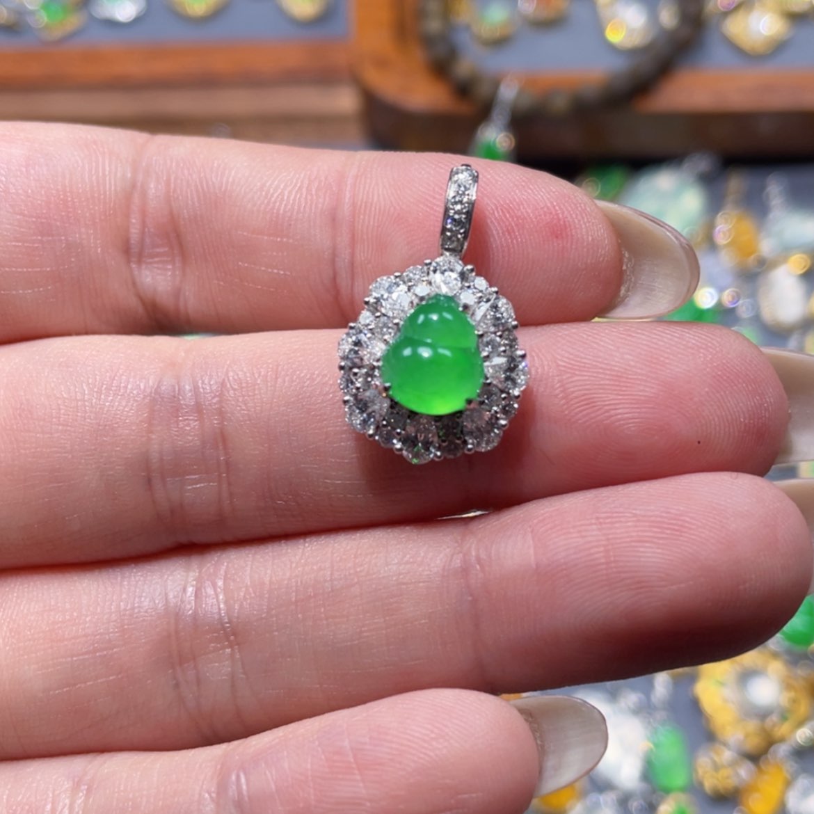 【闪购商品】颈饰18K金镶嵌翡翠佳**梦