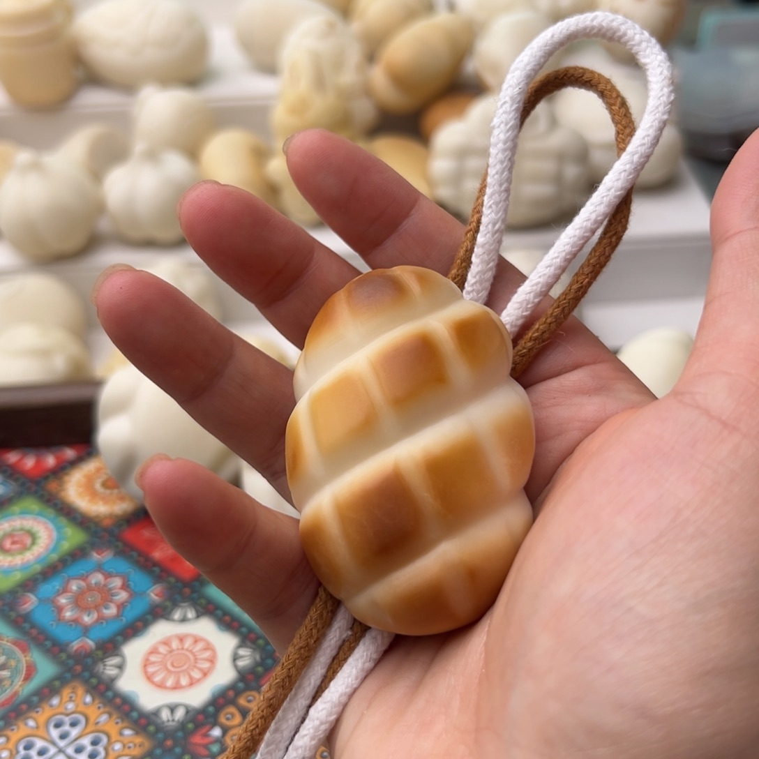 耳***ᅟ菩提根/象牙果把件雕刻大面包打孔编绳表面有小气泡