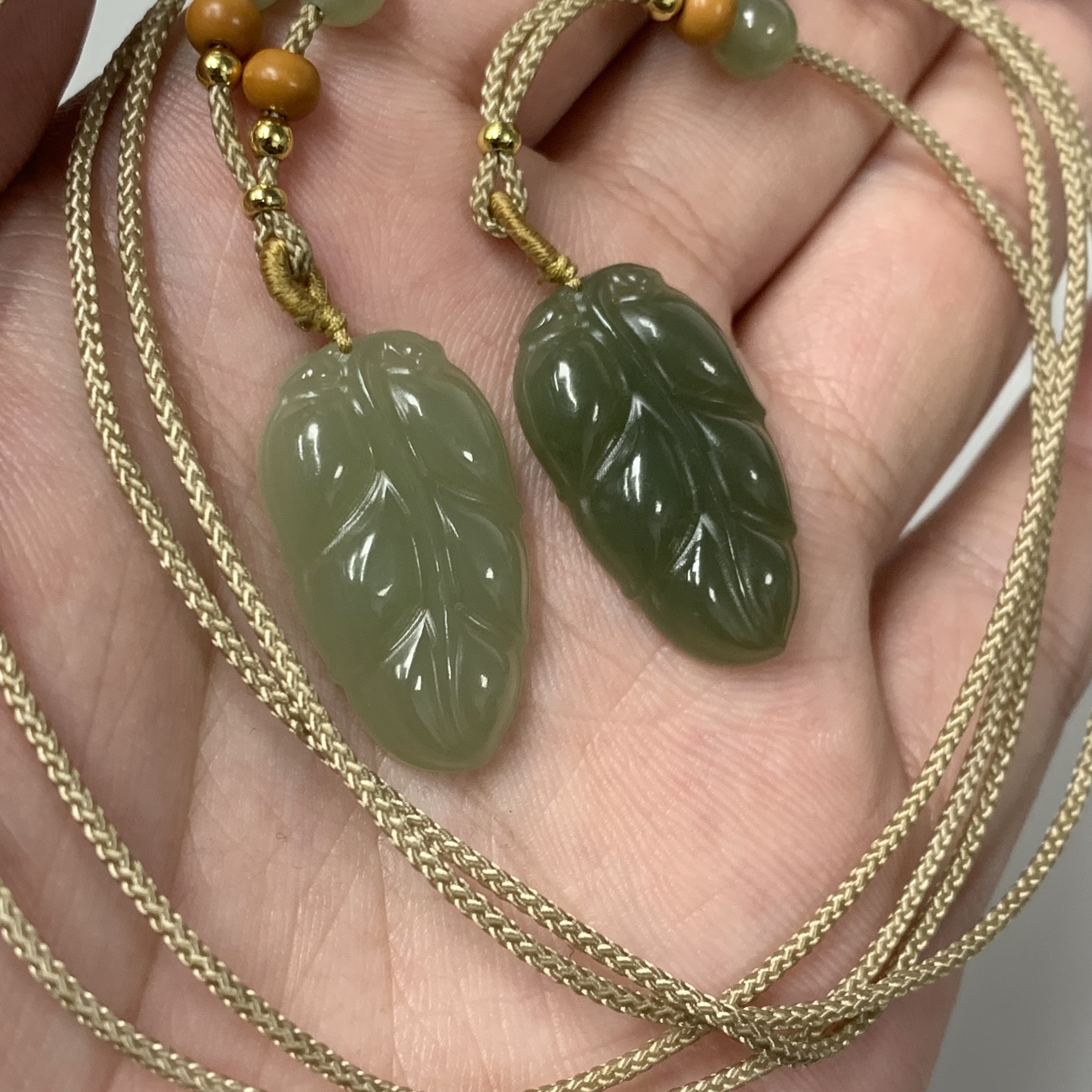 [林钰]设计款和田玉卡28mm叶子吊坠+设计款珠宝绳多样性发一件