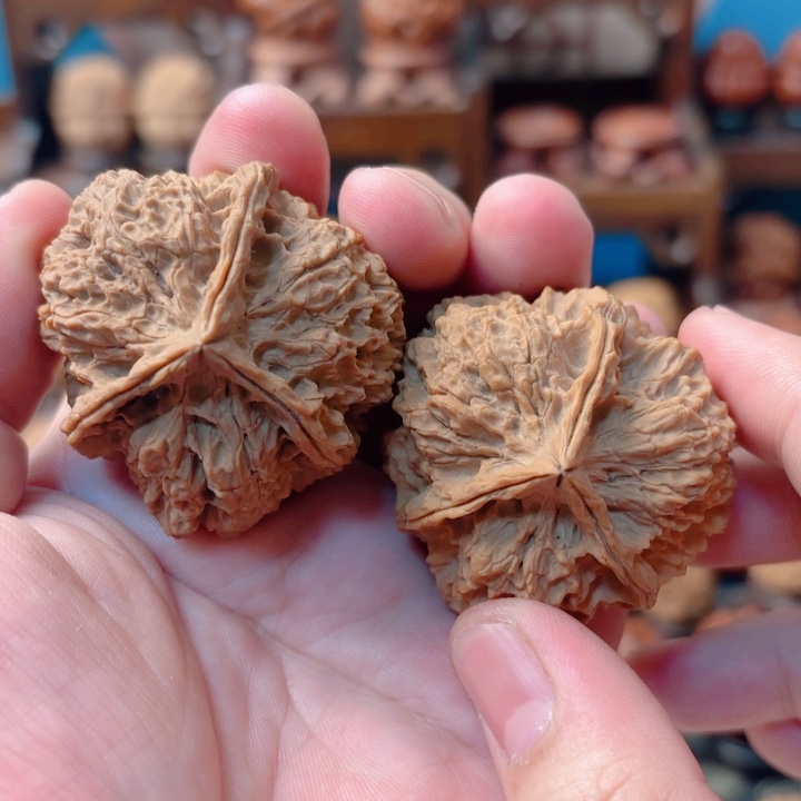 文玩核桃把件老*登峭壁