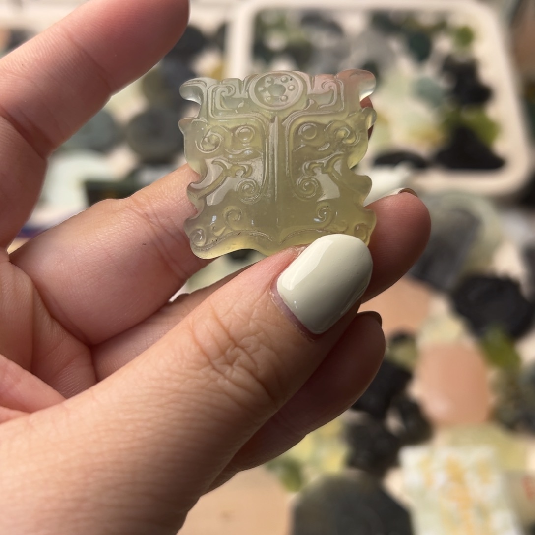 蛇纹石玉颈饰合金