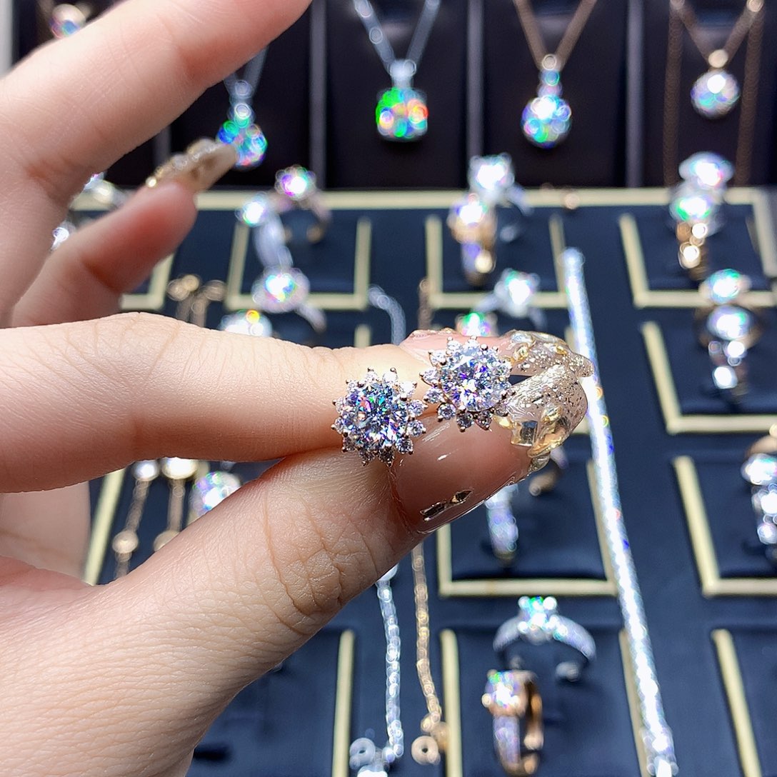 合成碳硅石（莫桑石）耳饰18K金镶嵌颜