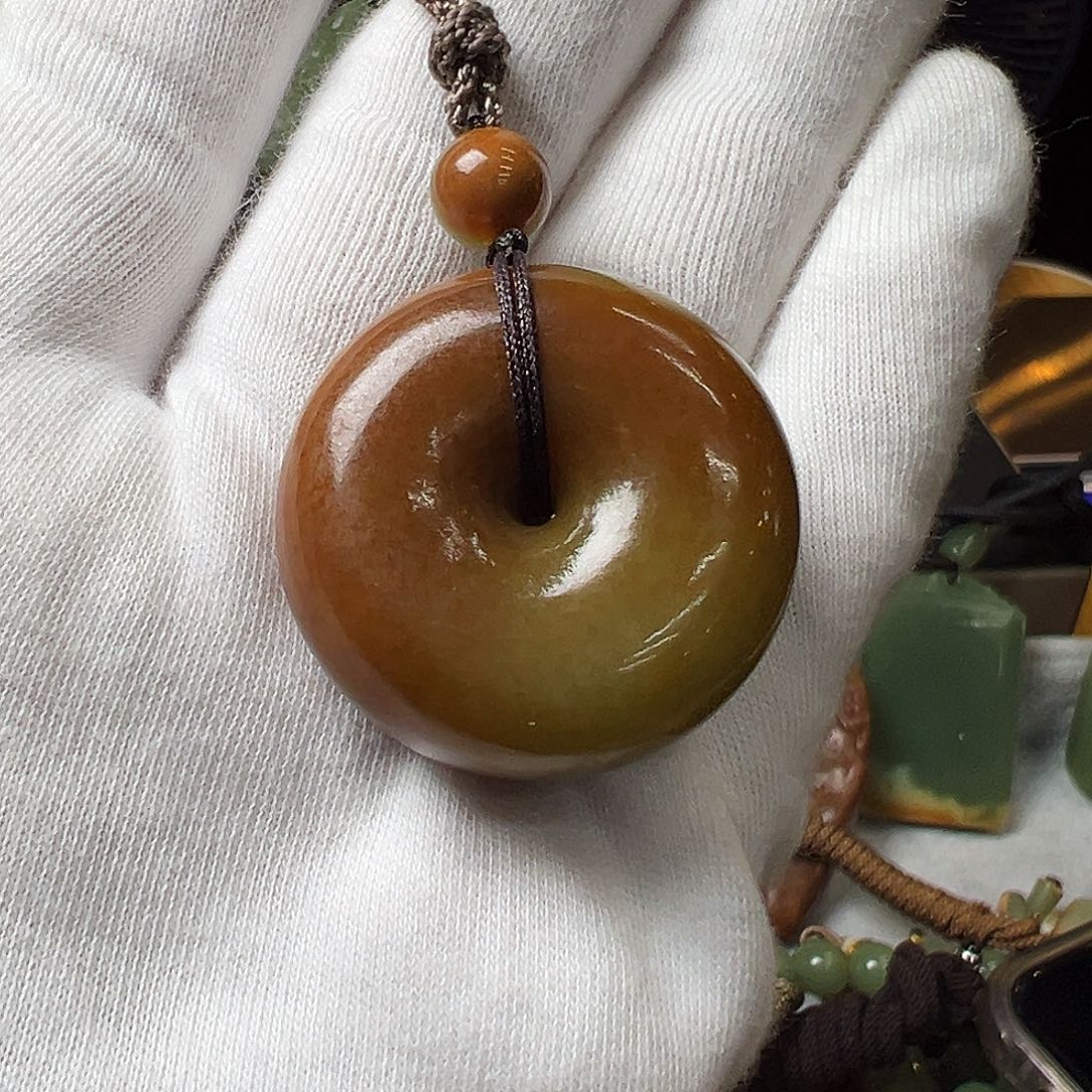 岫岩河磨玉（透闪石质玉）未镶嵌颈饰天**?