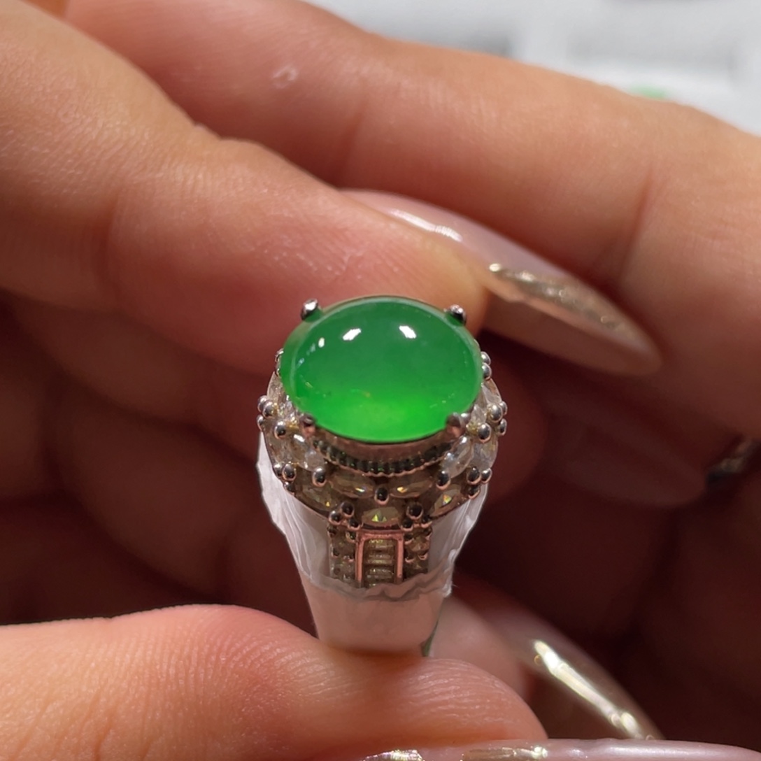 颈饰未镶嵌翡翠绿蛋面