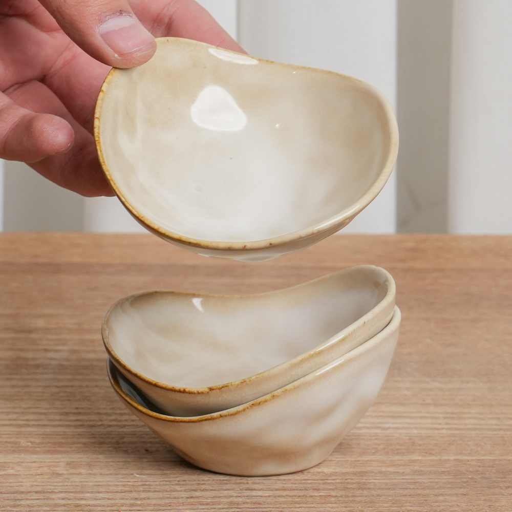 【正品】味碟釉下彩陶瓷碟餐厅家用异形窑变米白饺子碟复古味碟D5B