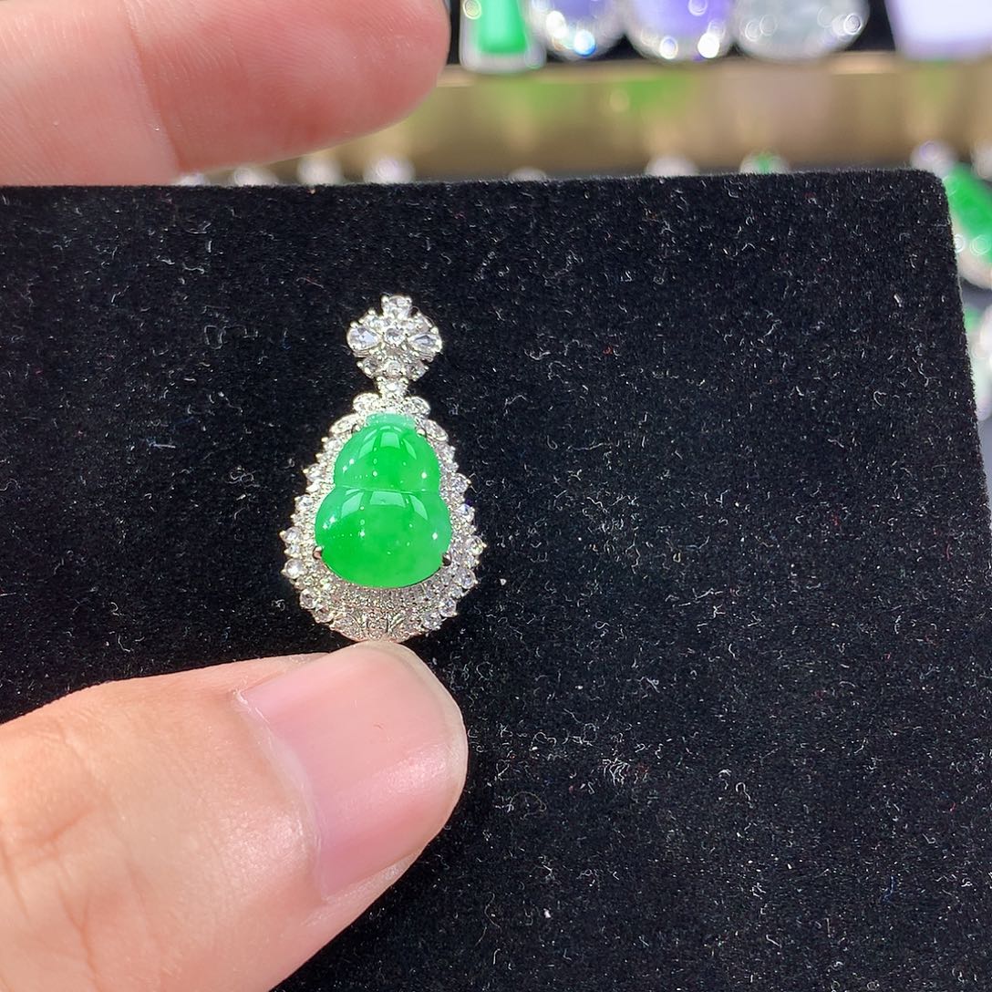 翡翠18K金镶嵌颈饰